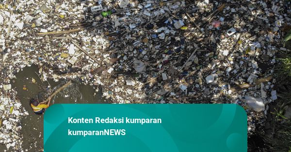 Foto: Mengintip Pembersihan Sampah di Aliran Sungai Cikaret, Kabupaten Bogor