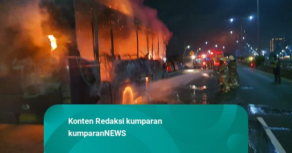 Bus Terbakar di Jalan Tol Wiyoto Wiyono