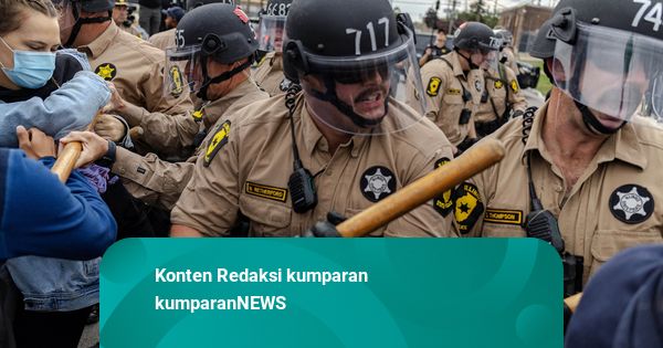 Foto: Kericuhan saat Demo di Fasilitas Imigrasi ICE Broadview, Chicago