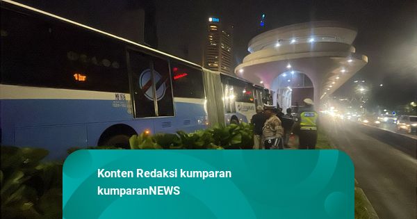 Bus TransJakarta Tabrak Halte Dukuh Atas, Sopir Diduga Kehilangan Fokus