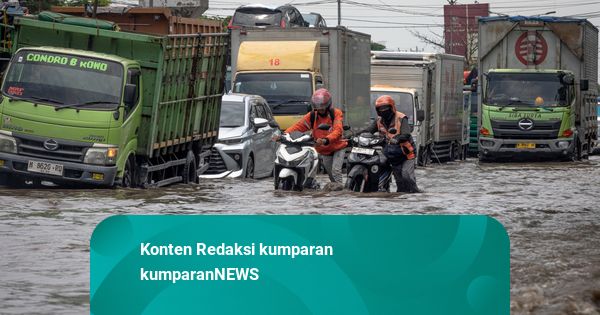 Foto: Banjir Rendam Jalur Pantura Semarang-Demak, Motor Nekat Terobos