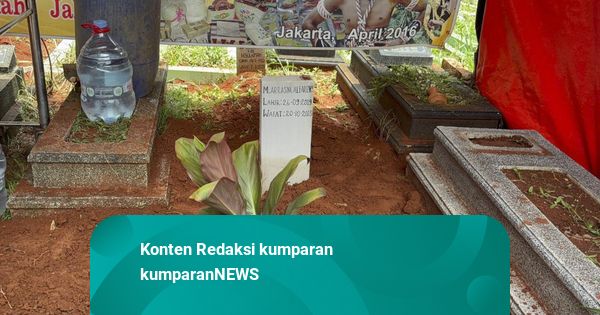 Proses Pemakaman Anak Dianiaya Ibu Tiri: Digendong Ayah-Hanya Diantar 2 Motor