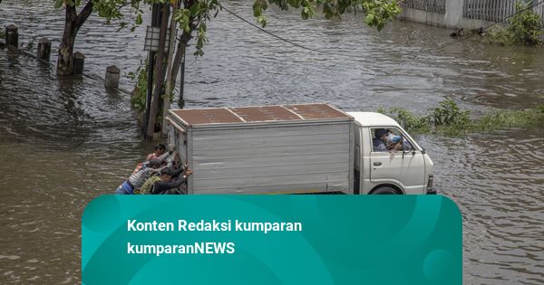 Foto: Jalur Pantura Semarang-Demak Lumpuh, Warga Bantu Dorong Truk Mogok