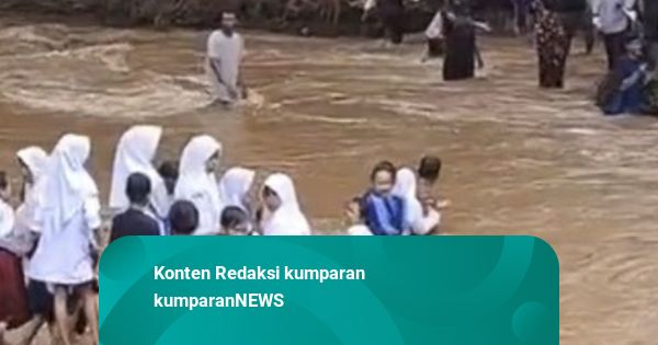 Perjuangan Siswa SD di Pandeglang Seberangi Sungai Berarus Deras