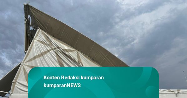 Kepanikan saat Atap Lapangan Padel Ambruk Diterpa Hujan Deras dan Angin Kencang