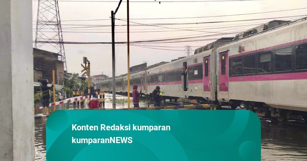 16 Perjalanan Kereta Api Dialihkan Imbas Rel Kereta Terendam Banjir di Semarang