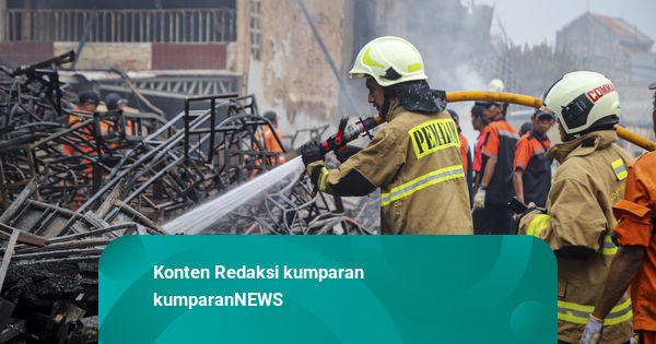 Foto: Kesibukan Damkar saat Melakukan Pendinginan Usai Kebakaran di Kebon Pala