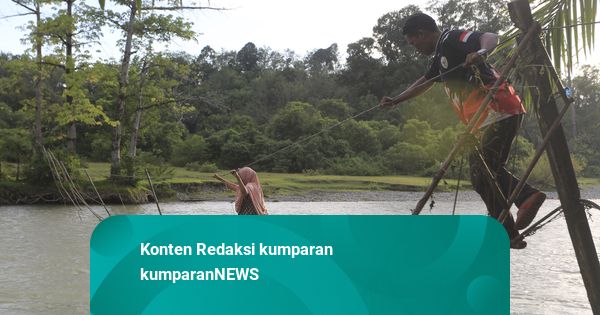 Foto: Warga Bergelantungan Lewati Jembatan dari Tali kabel Listrik di Aceh Barat
