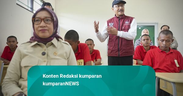 Mensos-Menpan RB Tersentuh Penampilan Pentas Seni Siswa Sekolah Rakyat Semarang