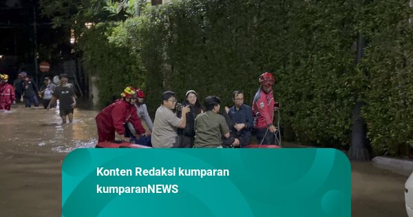 Pakai Perahu Karet, Damkar Evakuasi Pegawai Kantoran Terdampak Banjir Kemang
