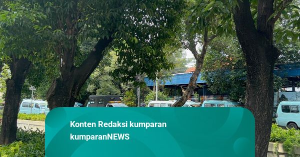 Foto: Deretan Angkot M02 di Rute JAK41, Protes Rute Sama dengan JakLingko