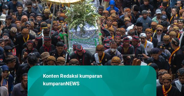 Pakubuwono XIII Dimakamkan di Samping Ayahnya, Dihadiri Lautan Pelayat