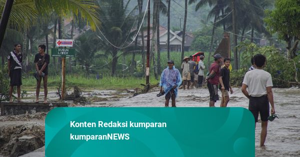 Foto: Warga Nekat Terobos Banjir Lahar Dingin Gunung Semeru Imbas Tanggul Jebol