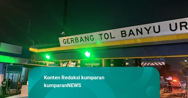 Truk Tabrak Gardu Tol Banyu Urip Surabaya