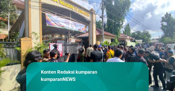 Kabareskrim Cek Lokasi Ledakan di SMA 72 Jakarta