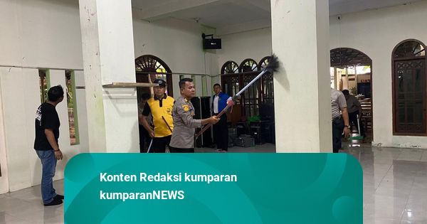 Polisi dan Warga Perbaiki Masjid SMAN 72 Jakarta Usai Ledakan