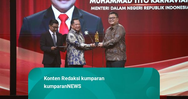 Mendagri Tito Raih Penghargaan Pemimpin Luar Biasa "Indonesia Kita Awards"