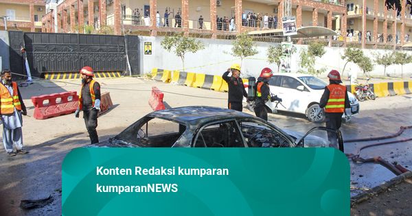 Foto: Olah TKP Lokasi Bom Bunuh Diri di Pakistan yang Tewaskan 12 Orang