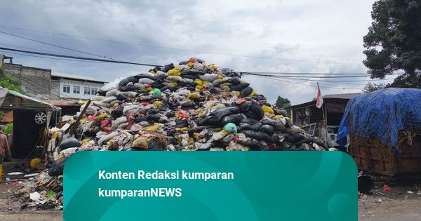 5 Bulan Tak Diangkut, Sampah di Bandung Menggunung hingga 5 Meter