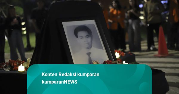 Foto: Lilin-lilin dalam Duka Atas Kematian Wawan di Tragedi Semanggi I