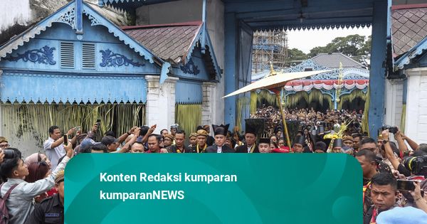 Melihat PB XIV Jadi Raja Keraton Surakarta