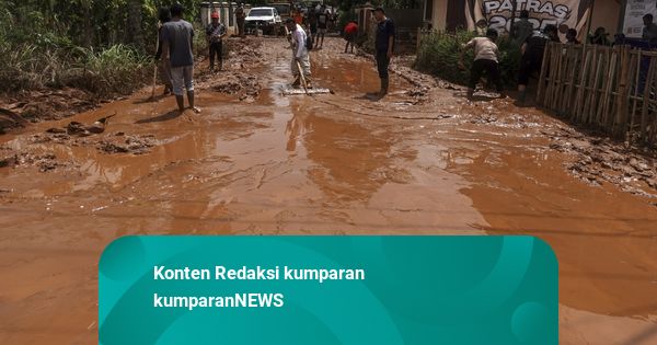 Foto: Upaya Pencarian Korban Longsor di Cilacap Terkendala Cuaca