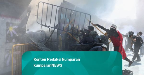 Foto: Demo Gen-Z di Meksiko Berakhir Ricuh, Massa Kibarkan Bendera One Piece
