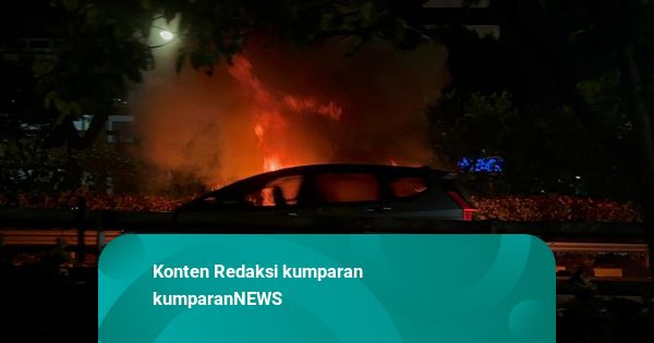 Mobil Terbakar di Tol S Parman Arah Grogol