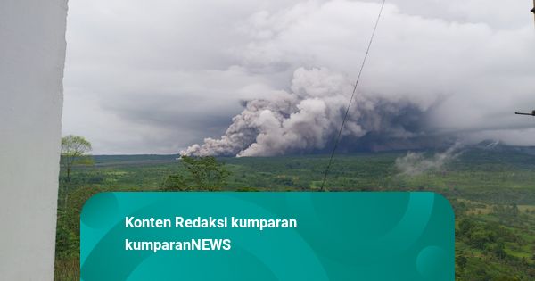 Foto: Gunung Semeru Erupsi, Luncurkan Awan Panas Sejauh 8,5 Kilometer