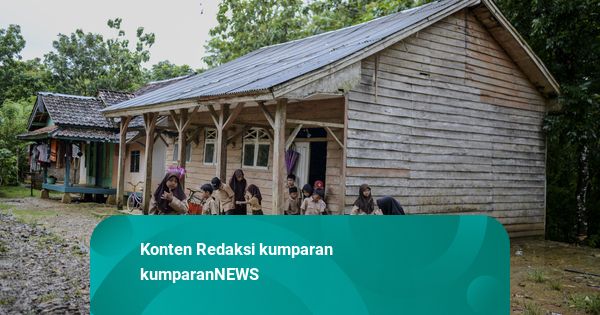 Foto: Asa Siswa di Pandeglang Tetap Menuntut Ilmu Walaupun Menempuh Jalur Lumpur