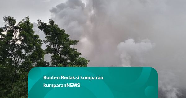 Kepulan Abu Vulkanik Gunung Semeru Membubung Tinggi di Jembatan Gladak Perak
