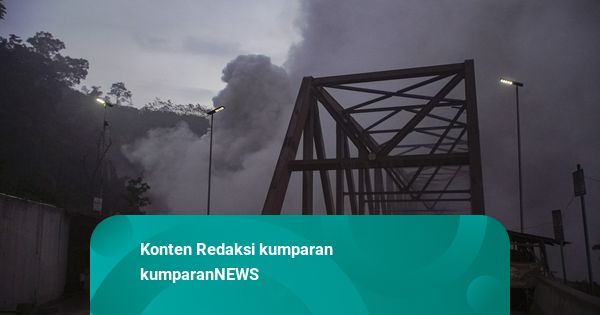 Foto: Gunung Semeru Kembali Erupsi, Luncurkan Awan Panas Guguran