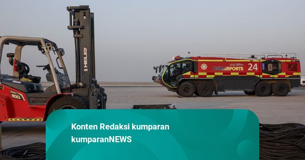 Foto: Petugas Damkar Bergegas Padamkan Api Usai Jet Tempur India Jatuh di Dubai