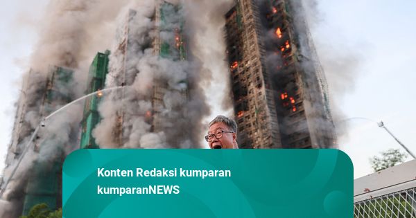 Foto: Asap Tebal Membubung Tinggi Saat Bangunan Perumahan Terbakar di Hong Kong