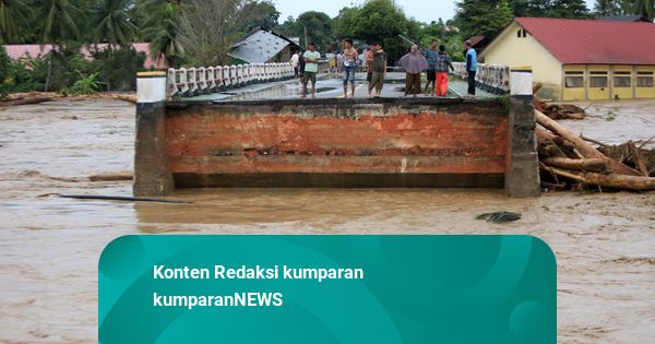 Foto: Banjir Bandang Terjang Pidie, Jembatan Putus-Rumah Tertutup Lumpur