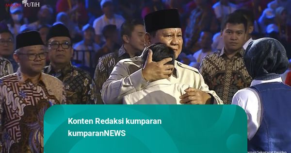 Momen Prabowo Peluk Anak Tunanetra saat Puncak Peringatan Hari Guru Nasional