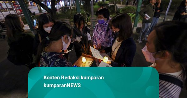 Foto: Lilin-lilin Simbol Duka Kebakaran Apartemen di Hong Kong, 128 Orang Tewas