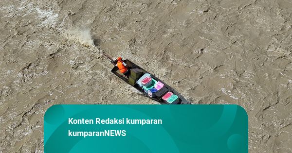 Foto: Terjang Arus Sungai Demi Kirim Bantuan ke Daerah Terisolasi di Aceh