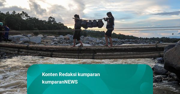 Foto: Jembatan Darurat, Penyambung Hidup Korban Banjir Bandang di Agam