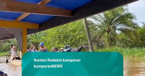 Jalur di Madina Putus karena Banjir 3 Meter, Motor Warga Diungsikan Pakai Perahu