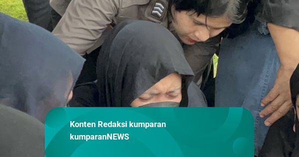 Hujan dan Isak Tangis Ibunda Iringi Pemakaman Alvaro Kiano