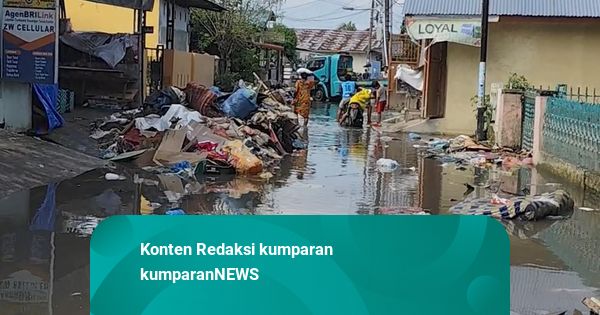 Tumpukan Sampah di Depan Rumah Warga Usai Banjir Terjang Deli Serdang