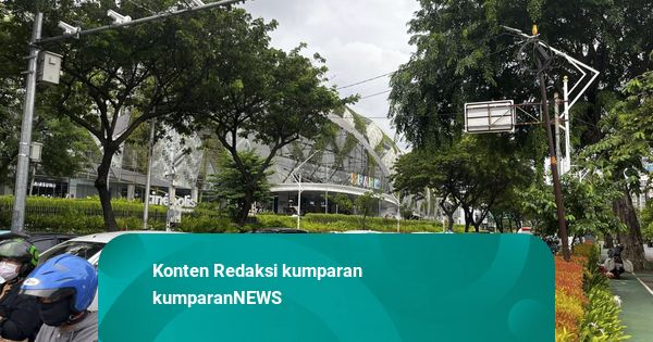 Lalin Sekitar GBK Padat, Warga Antusias Jelang Perayaan Natal Gereja Tiberias