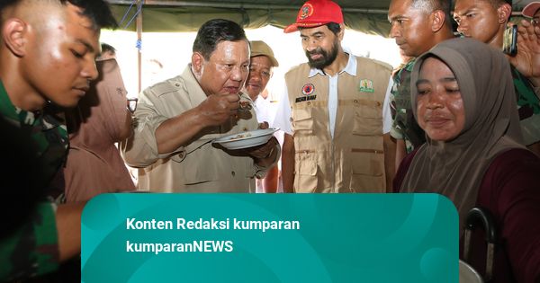 Foto: Prabowo Cicipi Makanan Pengungsi di Bireuen, Aceh