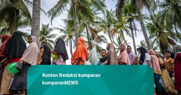 Foto: Pengungsi Bencana di Aceh Utara Antre Panjang untuk Dapat Makanan