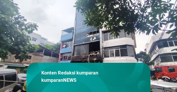 Foto: Situasi Terkini di Gedung Terra Drone, Damkar Berjibaku Evakuasi Korban