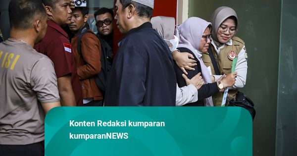 Foto: Tangis Pecah Keluarga saat Pemulangan Jenazah Kebakaran Gedung Terra Drone