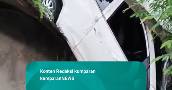Rem Blong, Mobil Nyungsep di Atap Rumah Warga di Bali