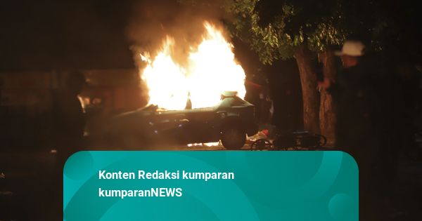 Foto: Mobil Dibakar Massa saat Kericuhan di Kalibata, Polisi Langsung Berjaga