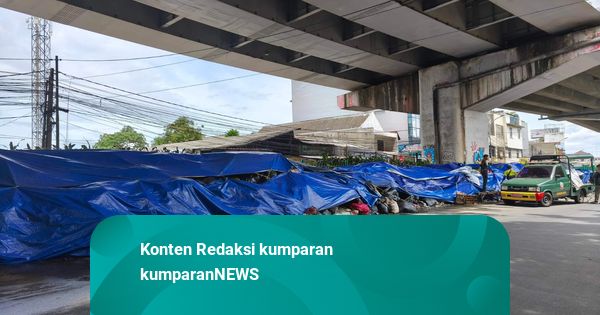 Sampah Menggunung di Kolong Flyover Ciputat Tangsel, Ditutup Terpal